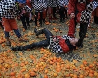 70 человек пострадали на фестивале апельсинов в Италии