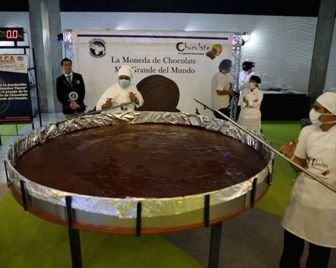 В Венесуэле изготовили гигантскую шоколадную монету