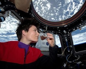 Специальные чашки позволяют космонавтам пить кофе в невесомости